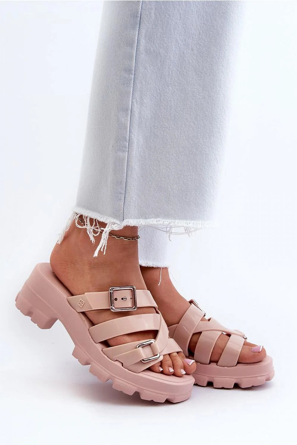 Sandales modernes ZAXY en plastique végan rose pâle, talon 6cm, semelle crantée, sangles croisées, boucles métalliques, sandales éco-responsables pour femme