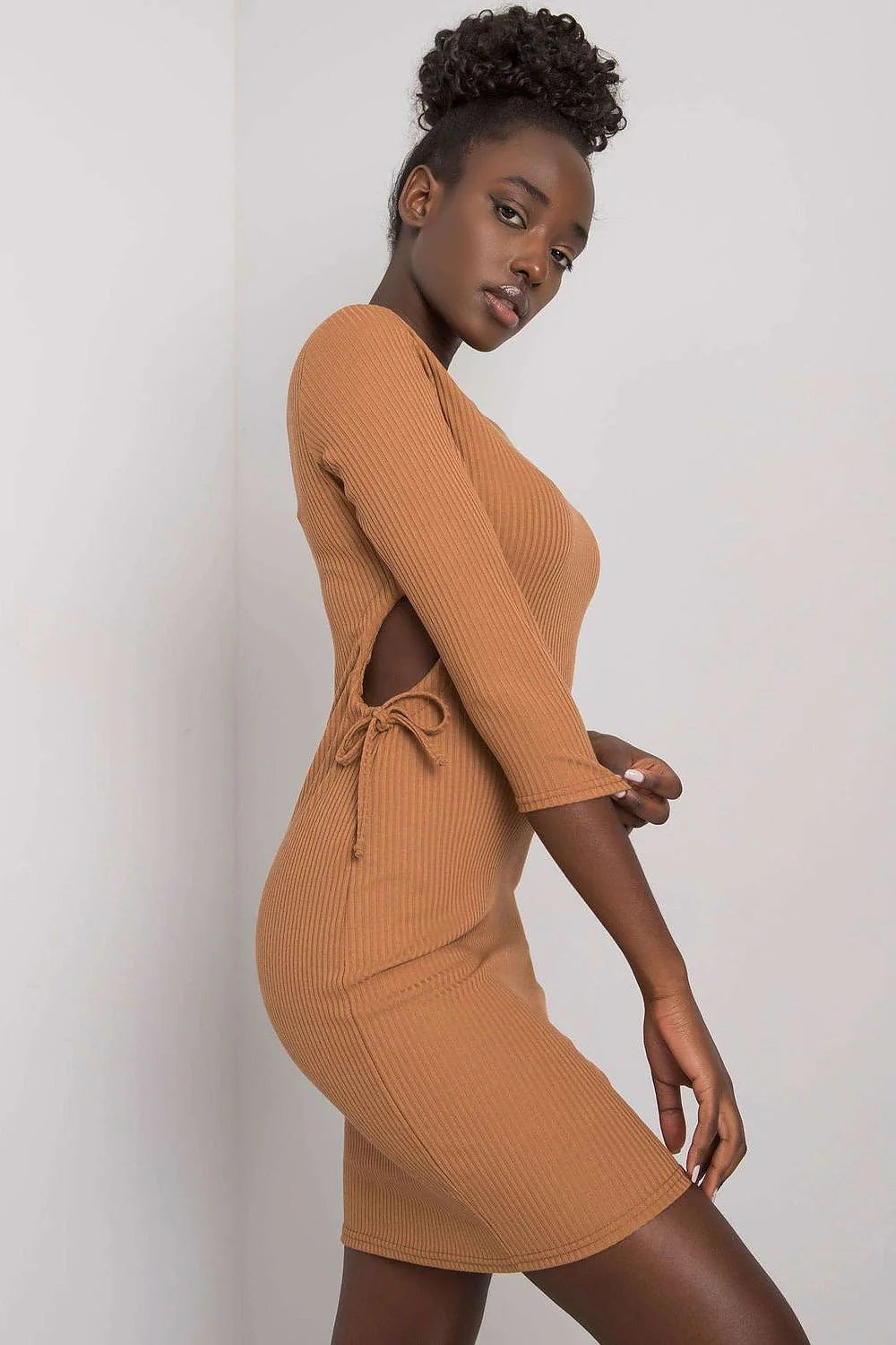 robe Lakerta maille côtelée caramel mini manches troisquarts col rond ajustable liens latéraux coupe droite ajustée coton élasthanne