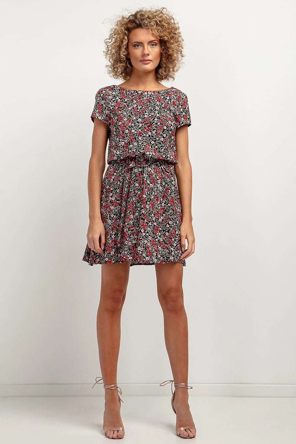 Robe de jour Tessita féminine style élégant motifs floraux couleurs vibrantes taille ajustable en viscose 100 % pour femme