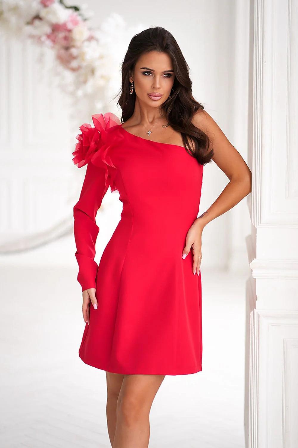 robe courte soirée cocktail rouge vif asymétrique épaule manche longue organza tulle application florale volumineuse trapèze cintrée taille marquée