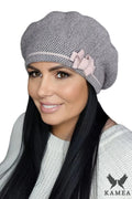 béret femme élégant tricot maille serrée gris clair slouchy nœud rose poudré texture douce chaude confortable chic féminin