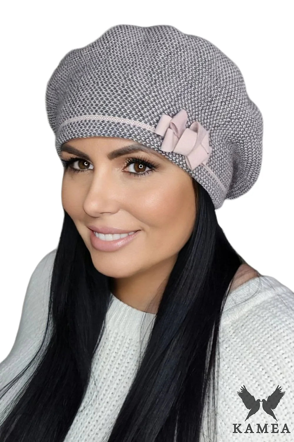 béret femme élégant tricot maille serrée gris clair slouchy nœud rose poudré texture douce chaude confortable chic féminin