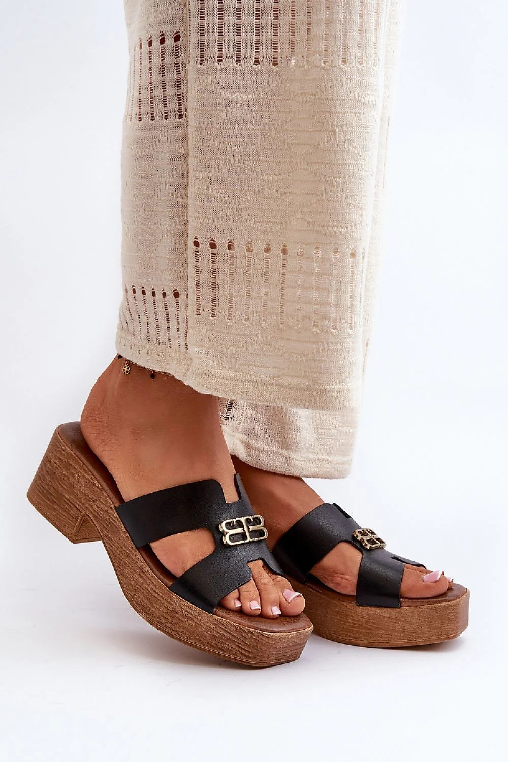 sandales compensées femme cuir noir semelle bois talon 6cm plateforme 3cm brides larges boucles dorées élégantes