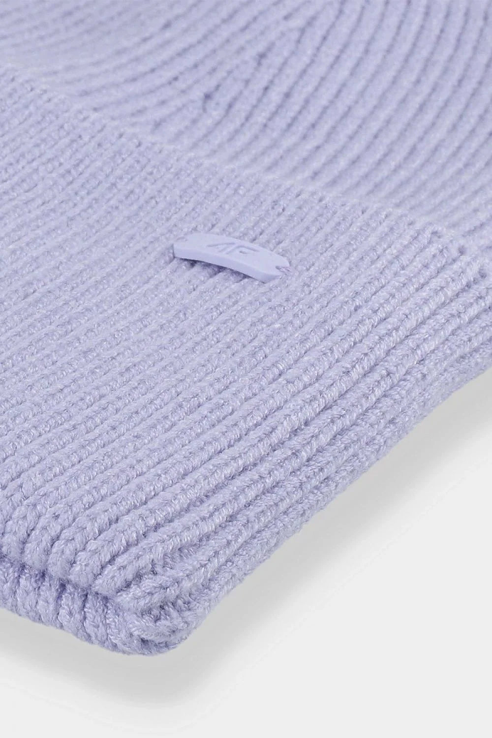 bonnet maille côtelée lilas pâle coupe arrondie revers large repliable tricot extensible dense chaleur maintien logo assorti taille unique unisexe