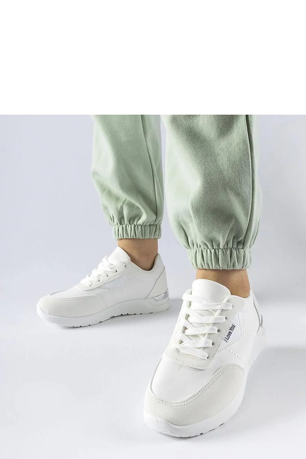 Baskets femme modernes élégantes design épuré tissu blanc cuir synthétique semelle caoutchouc confortable lacets ajustables talon 3,5 cm