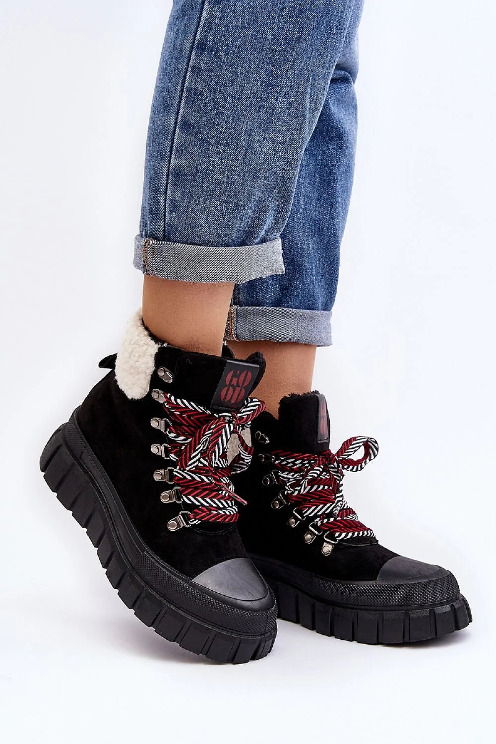Bottes trappeur femmes suédine écolo lacets rouge blanc style moderne robuste confort hiver semelle épaisse talon soutien fourrure détail logo