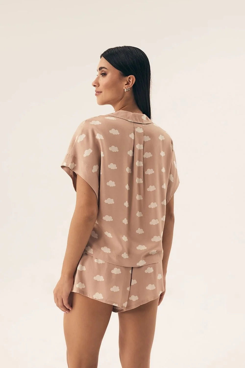 Pyjama Henderson pour femme, chemise courte manches courtes, col délicat, matériau doux, élastique à la taille, imprimé nuage, beige clair, style moderne, confort détente, ensemble pyjama⼥emode