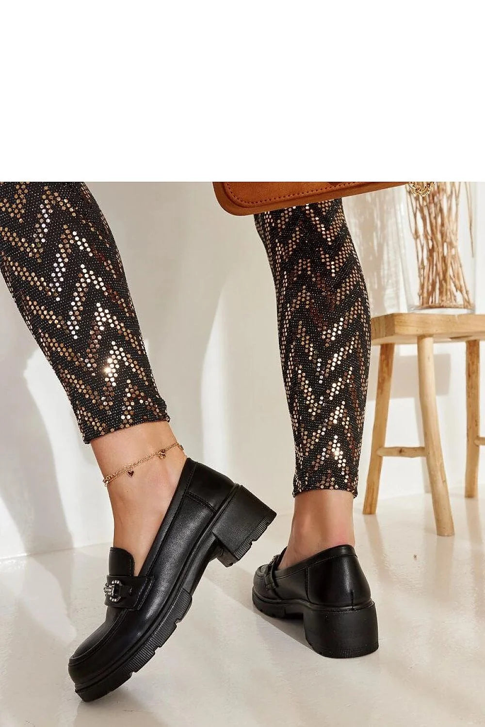 Mocassins pour femme élégants en éco-cuir noir, design moderne, talon moyen, bride décorative, semelle en caoutchouc, confort et durabilité, mode intemporelle