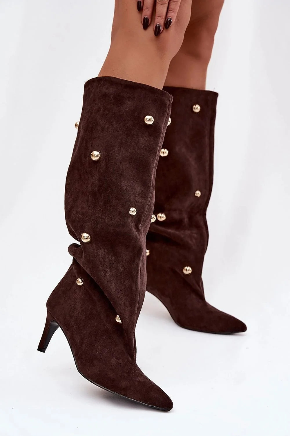 bottes mi mollet femme suédine marron chocolat bout pointu talon fin tige froncée silhouette effilée clous ronds dorés chic glamour