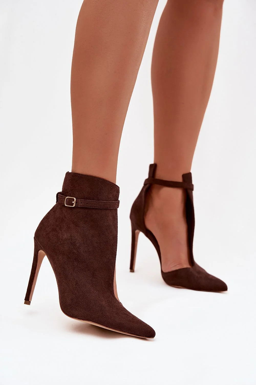 bottines femme simili daim marron chocolat bout pointu silhouette effilée talon aiguille haut bride fine boucle métal semelle cuir