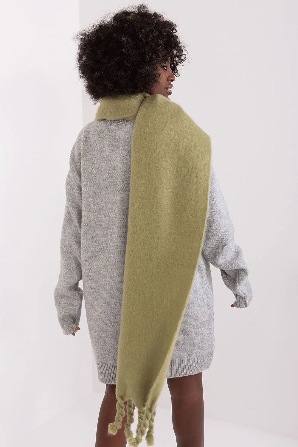 Robe pull femme en laine mélange ample manches longues écharpe tricot verte kaki franges torsadées look casual chic hiver