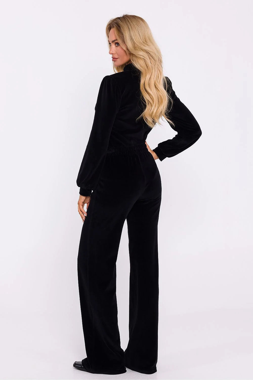 ensemble féminin velours noir haut manches longues col choker découpe goutte décolleté taille haute pantalon jambes larges évasées