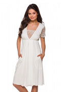 Chemise de nuit Lupo Line élégante longueur genou manches courtes dentelle encolure V coupe empire poches latérales femmes blanc ivoire