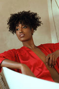 Robe de chambre féminine DKaren en satin rouge avec dentelle épaules manches longues style élégant