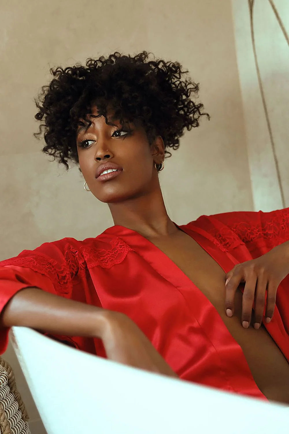 Robe de chambre féminine DKaren en satin rouge avec dentelle épaules manches longues style élégant