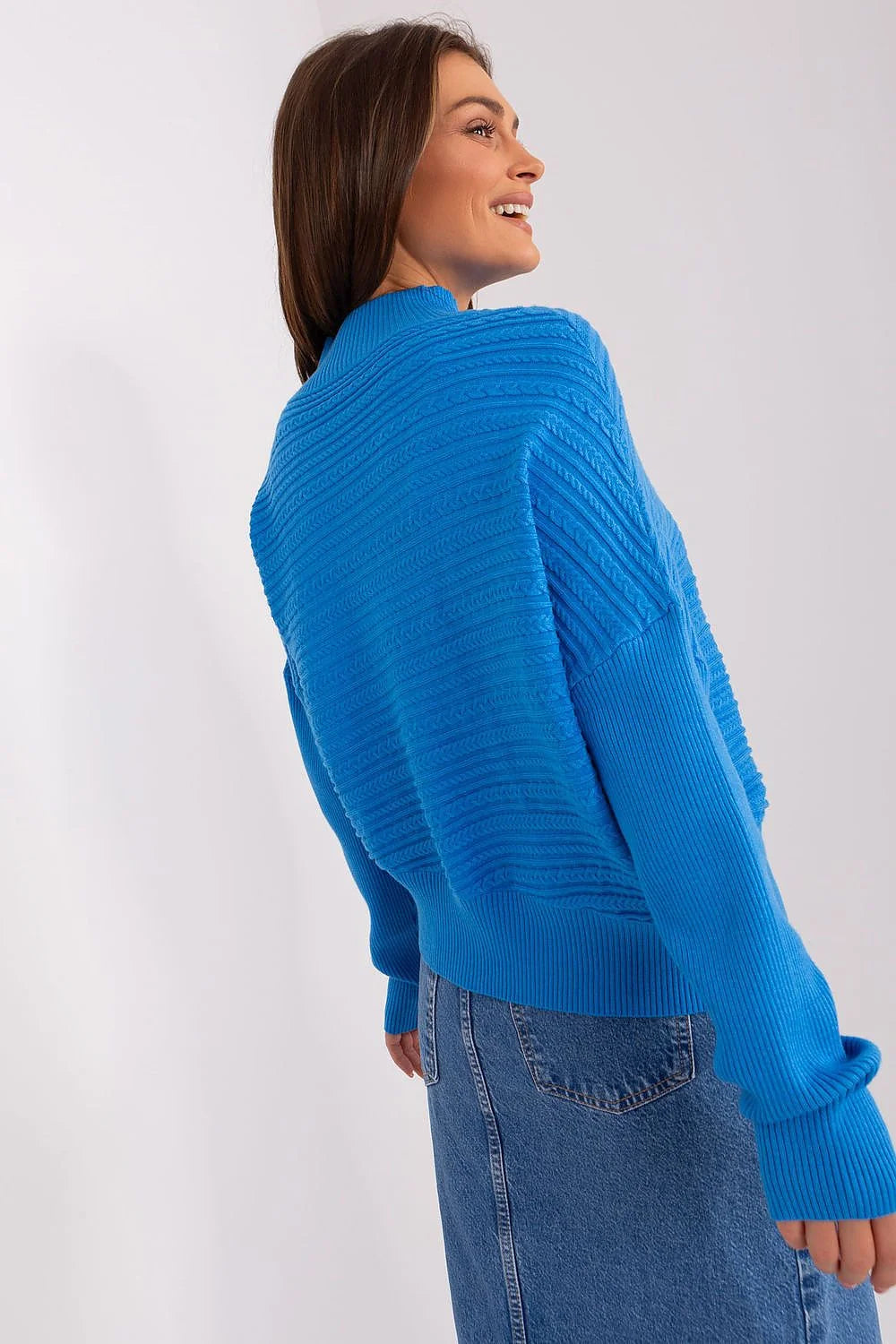 Pull femme moderne élégant bleu vif col montant côtelé manches longues texture relief motifs zigzag