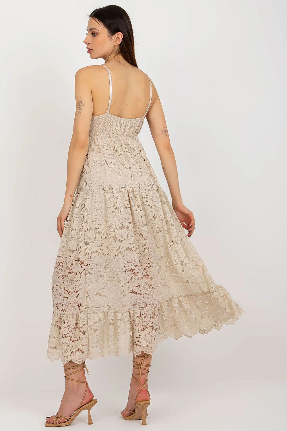 robe féminine midi dentelle florale beige bretelles spaghetti décolleté V croisé coupe empire jupe longue volants ourlet festonné doublure opaque