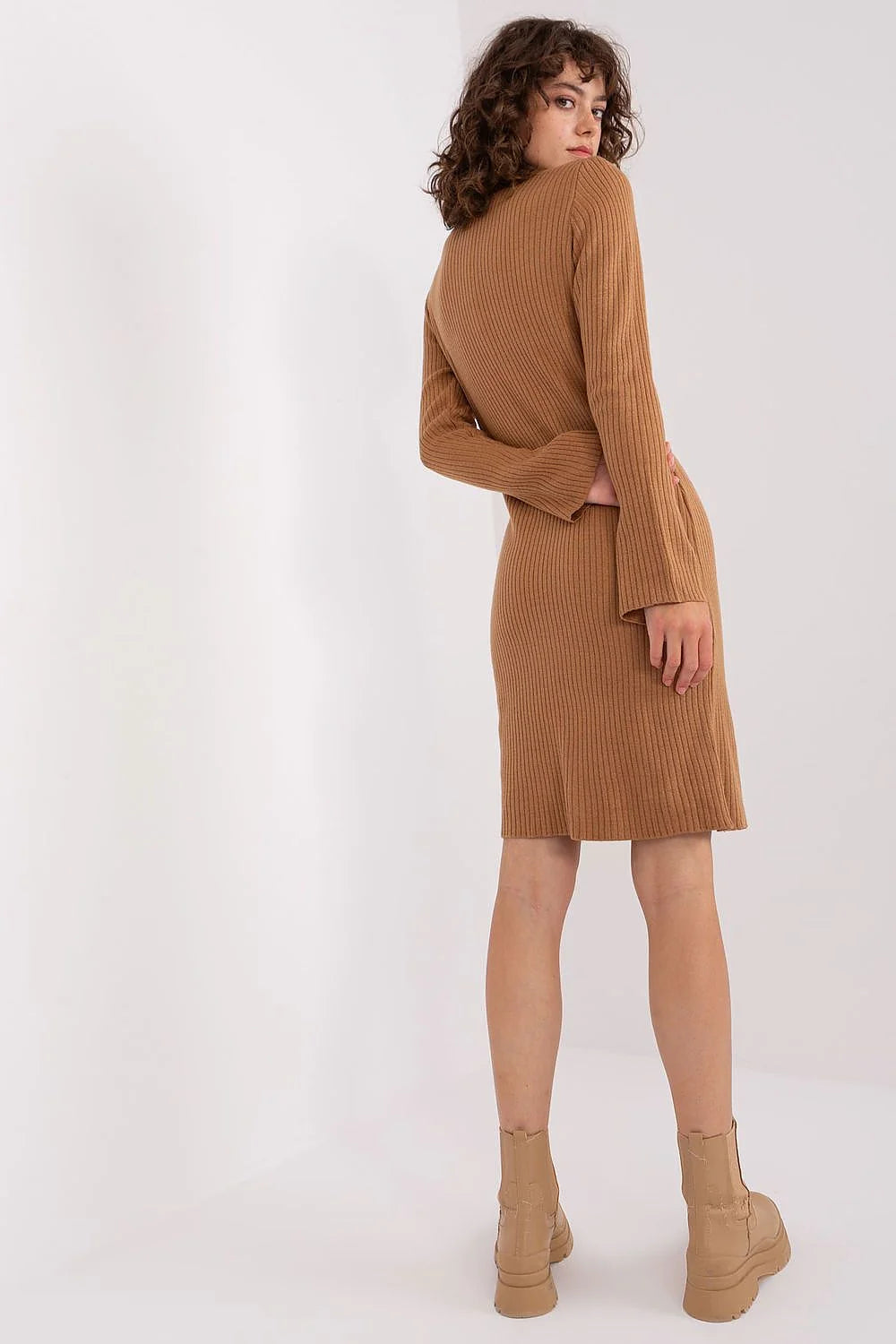 Robe de jour élégante en tissu côtelé manches longues col montant couleur camel femme
