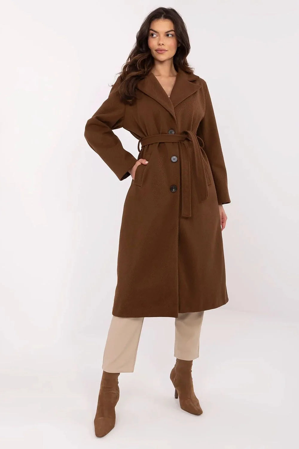 manteau long italy moda brun chocolat ceinturé boutonné poches col revers laineuse mi mollet manches longues épaules structurées élégant femme