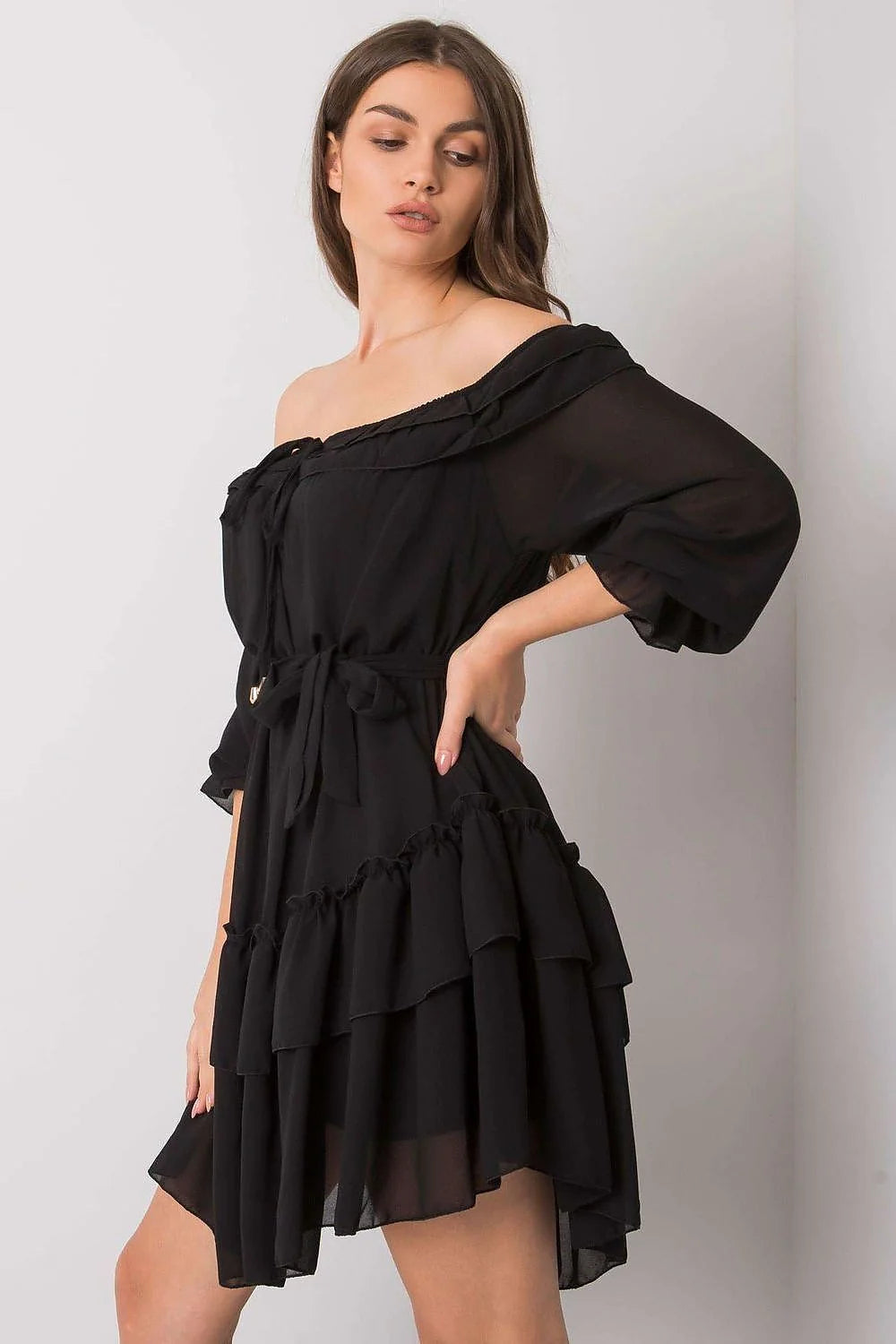 robe courte noire bohème chic épaules dénudées manches trois quarts bouffantes mousseline légère taille cintrée volants superposés ourlet asymétrique