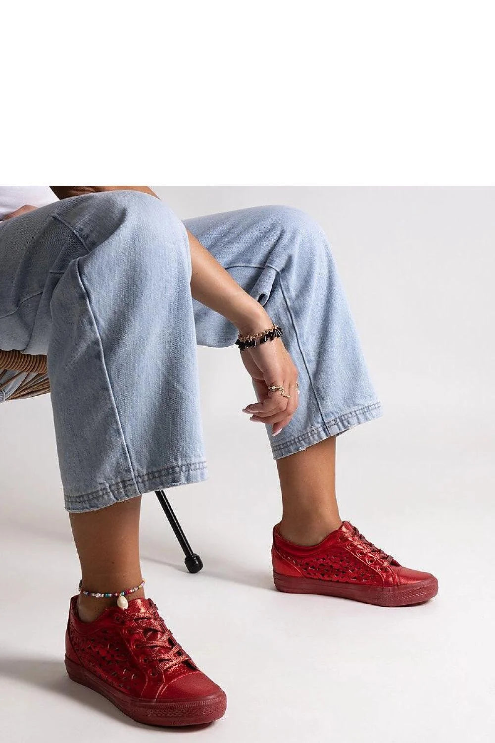 Solea baskets basses femme cuir verni métallisé rouge vif bout rond semelle caoutchouc adhérence lacets assortis perforations géométriques