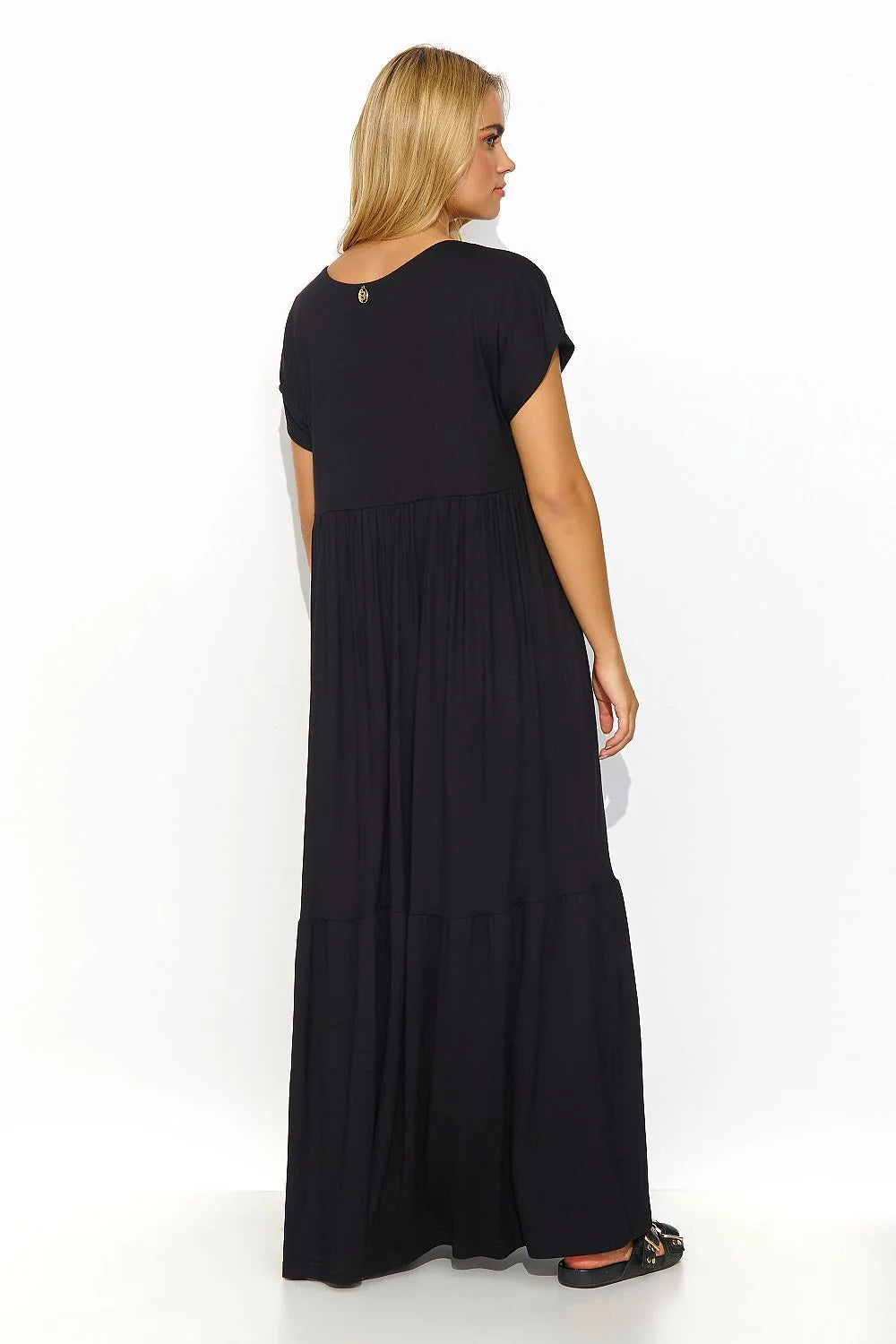 Robe longue ample Makadamia en viscose noire col V manches courtes dos minimaliste plaque métal doré femmes