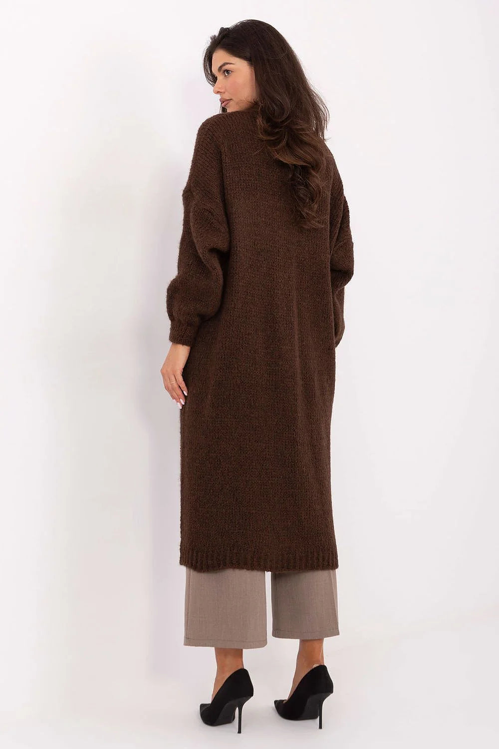 cardigan long femme oversize maille épaisse duveteuse marron chocolat ouverture frontale sans boutons midi manches bouffantes poches plaquées bords côtelés