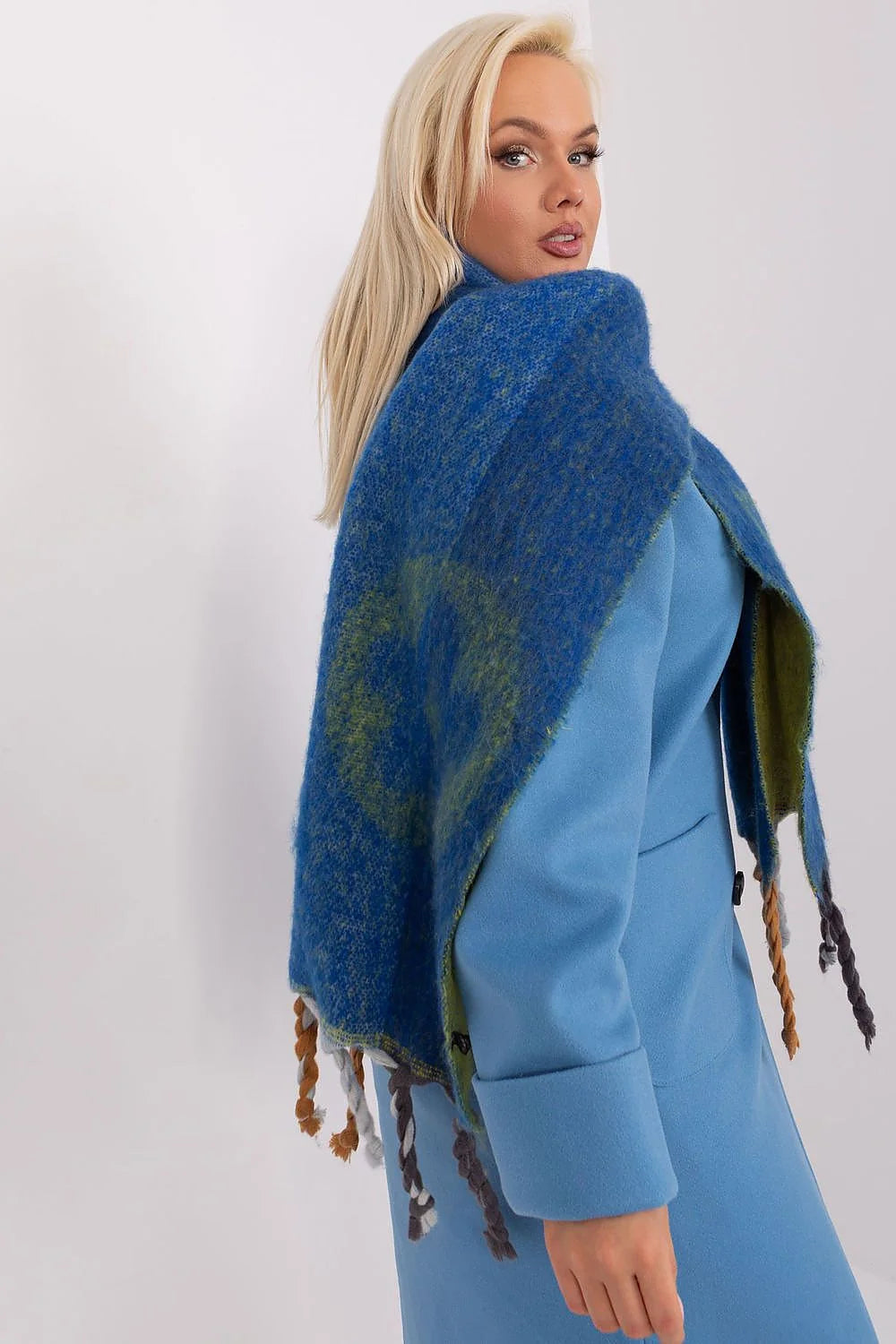 Écharpe tricotée design cosy automne hiver longue motif bleu verts franges torsadées matériau doux protection épaules femmes