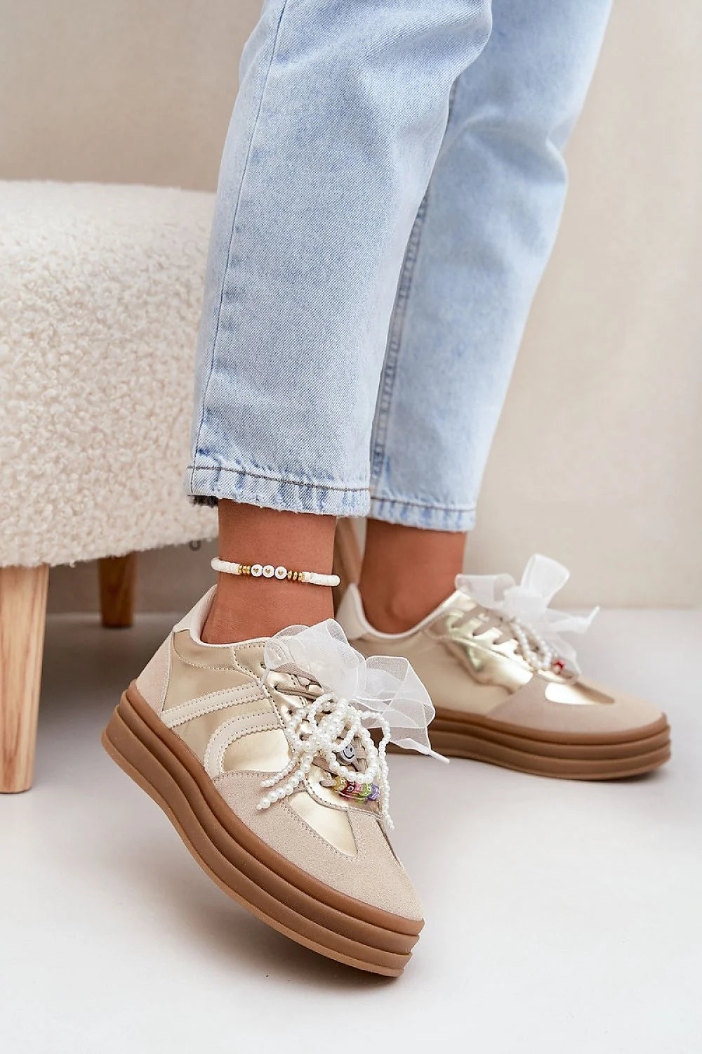 baskets femme plateforme casual chic beige suédine écologique simili cuir métallisé doré semelle gomme marron lacets pompons perles organza translucide