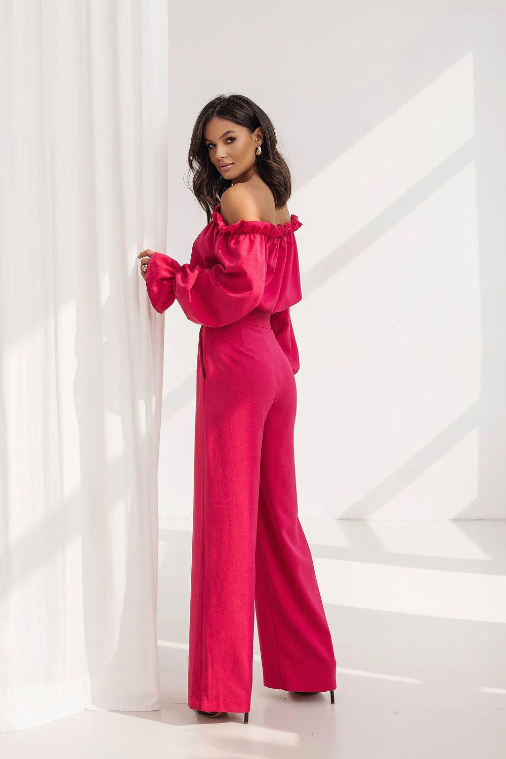 ensemble femme asymétrique bardot épaules dénudées manches longues bouffantes tissu satiné crop pantalon taille haute palazzo fuchsia vif fluide élégant