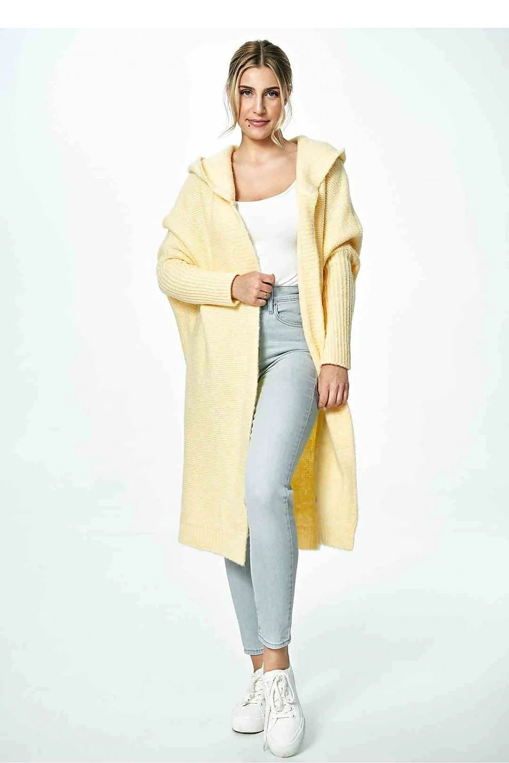 Cardigan long pour femme en tricot épais couleur jaune pâle style casual chic coupe loose capuche intégrée manches longues finitions côtelées