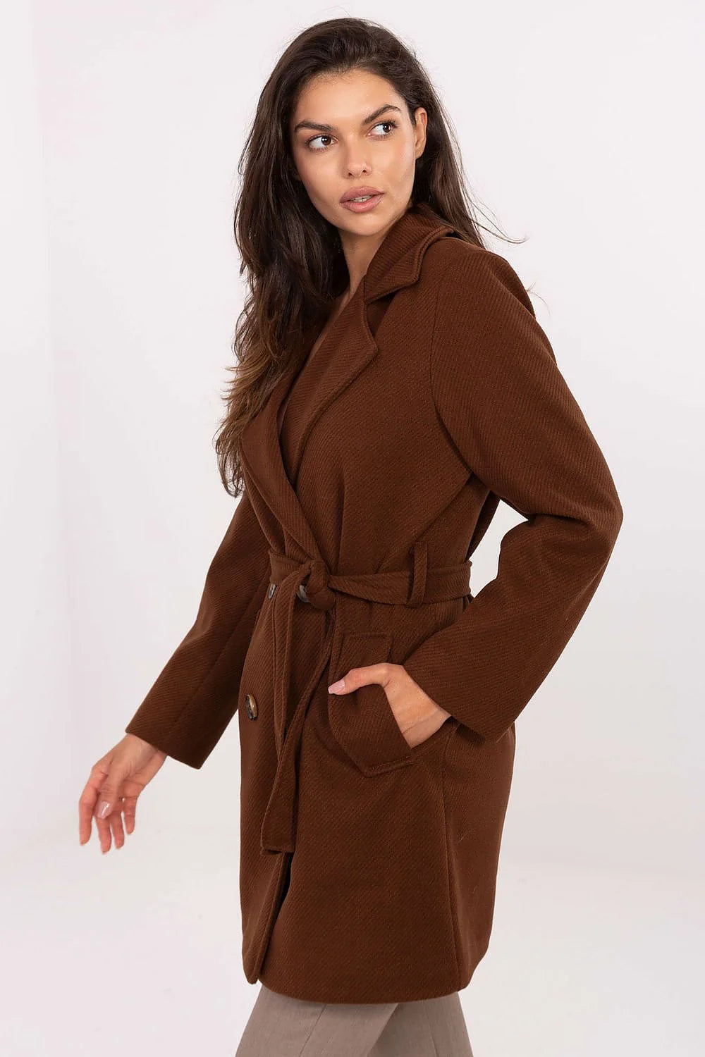 manteau femme court double boutonnage ceinture nouée chocolat col tailleur coupe droite mi cuisses poches rabat texturé laine