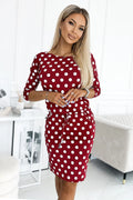 Robe sportive chic à pois blancs sur fond bordeaux, tissu élastique, manches 3/4, taille ajustable, femme, confort et style