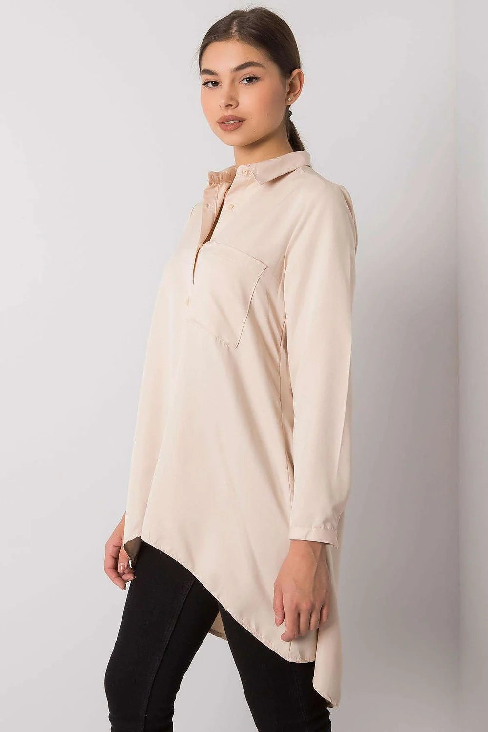 chemisier féminin moderne raffiné manches longues coupe asymétrique ourlet arrière fluide léger coton élasthanne polyester beige
