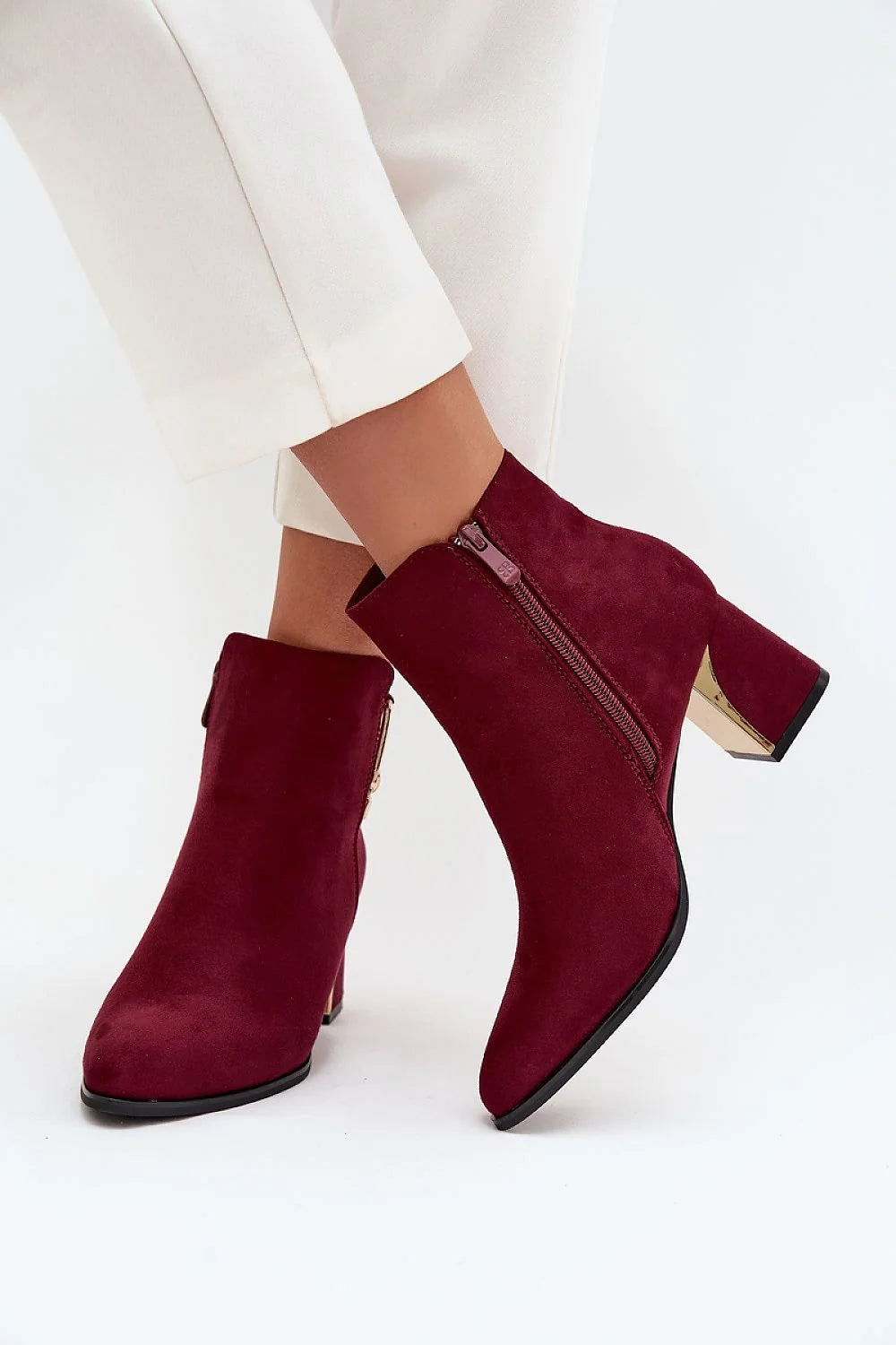 bottines femme suédine écologique bordeaux cheville bout amande talon pilier moyen doré métallisé détail zippée semelle noire silhouette épurée élégante