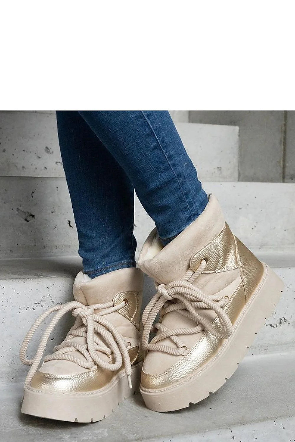 Bottes de neige Solea pour femme, design moderne, beige, fourrure synthétique, cuir écologique, semelle caoutchouc, lacets larges, protection cheville, style urbain, froid intense, mode hiver