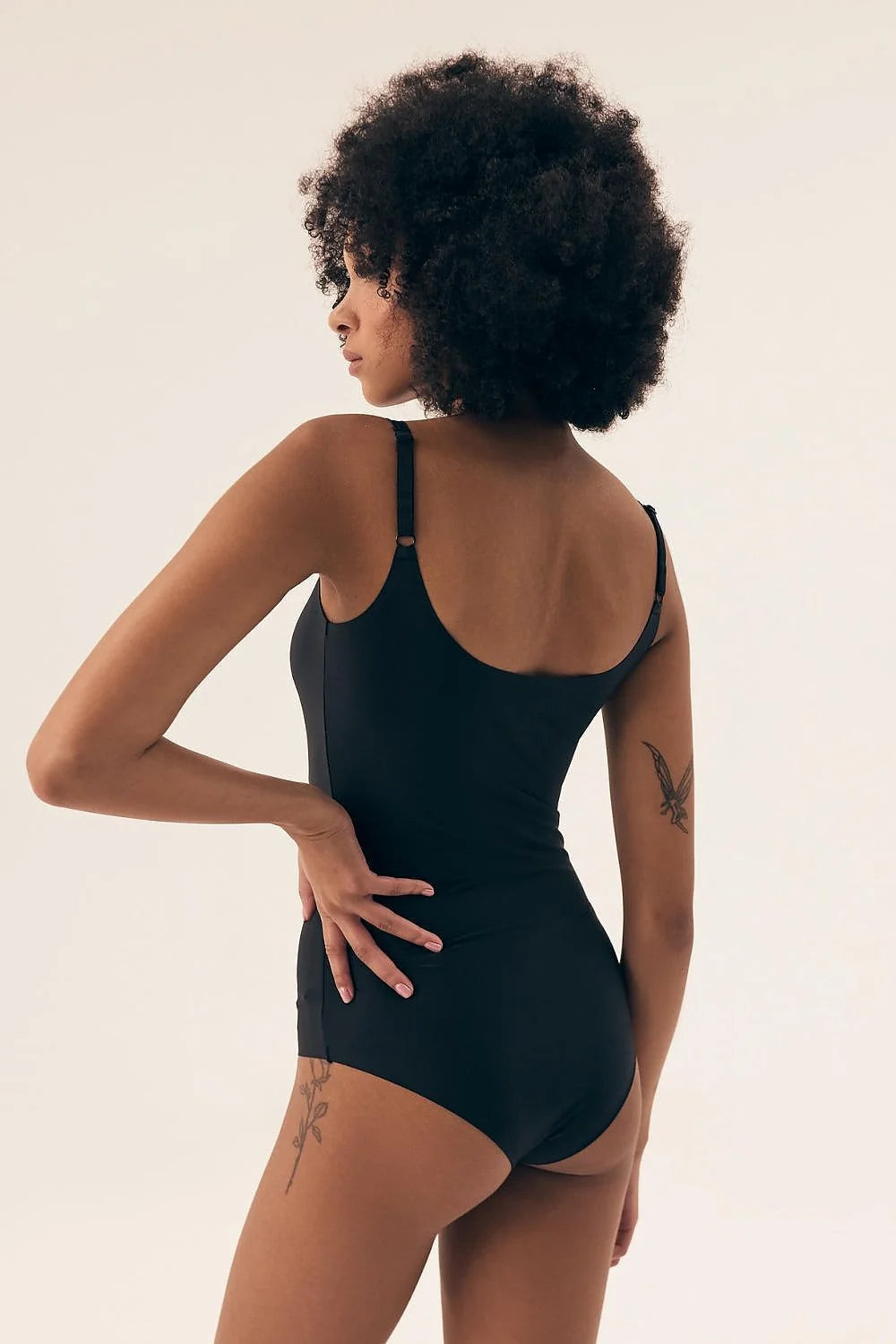 Maillot de bain femme élégant une pièce couleur noire décolleté rond bretelles épaisses coupe ajustée matériau lisse et extensible