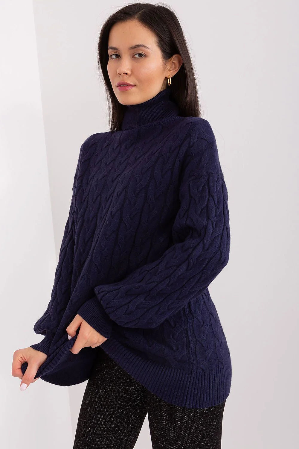 Pull à col roulé pour femme en maille torsadée bleu marine, coupe relax, manches longues, finitions côtelées, matière mixte laine et fibres synthétiques, style élégant et intemporel