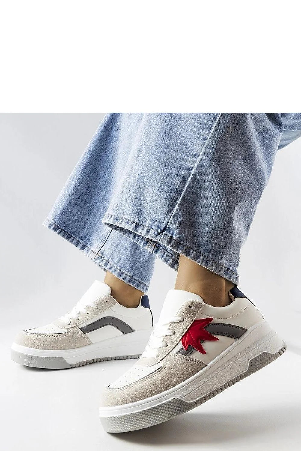 Sneakers femme modernes design décontracté cuir blanc daim beige tissu synthétique étoile rouge semelle blanche caoutchouc durabilité adhérence