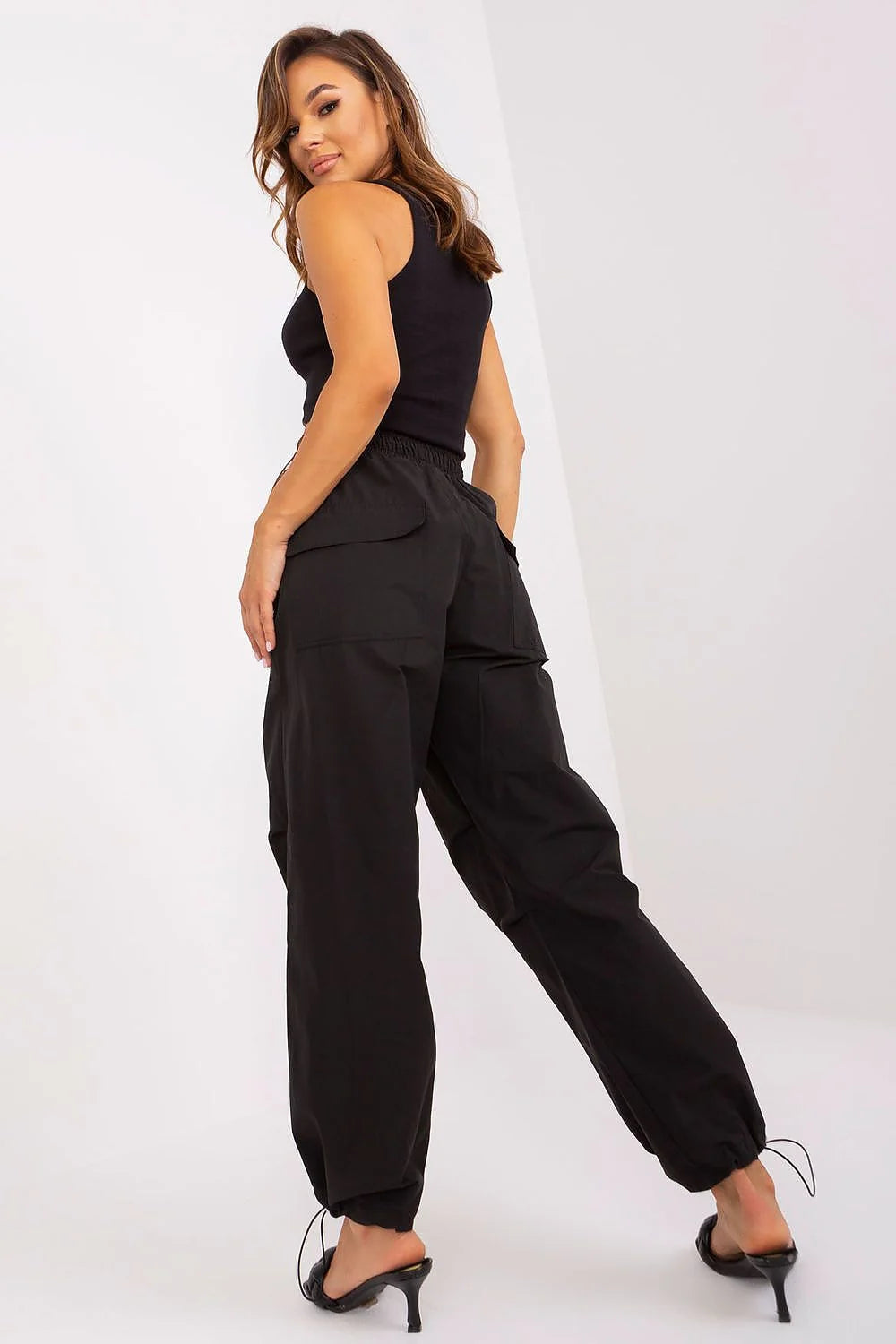 pantalon femme ample cargo taille haute coton polyester noir décontracté moderne jogger streetwear poches latérales cordon serrage chevilles élastiquées