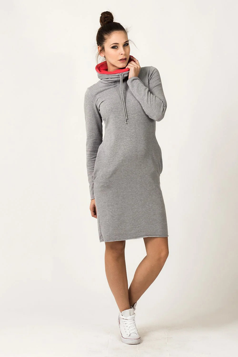 Robe en coton noir sportive élégante avec capuchon jaune pour un style décontracté moderne