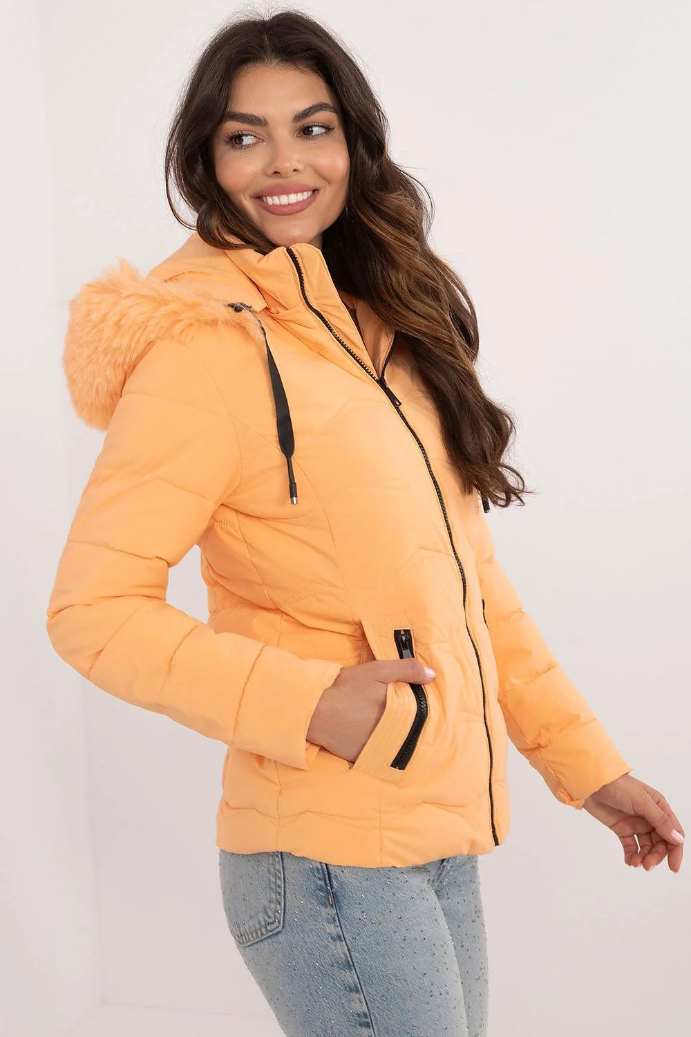 Veste pour femme en doudoune style moderne en polyester orange vif avec capuche fourrure fausse poches latérales zippées manches longues coupe ajustée