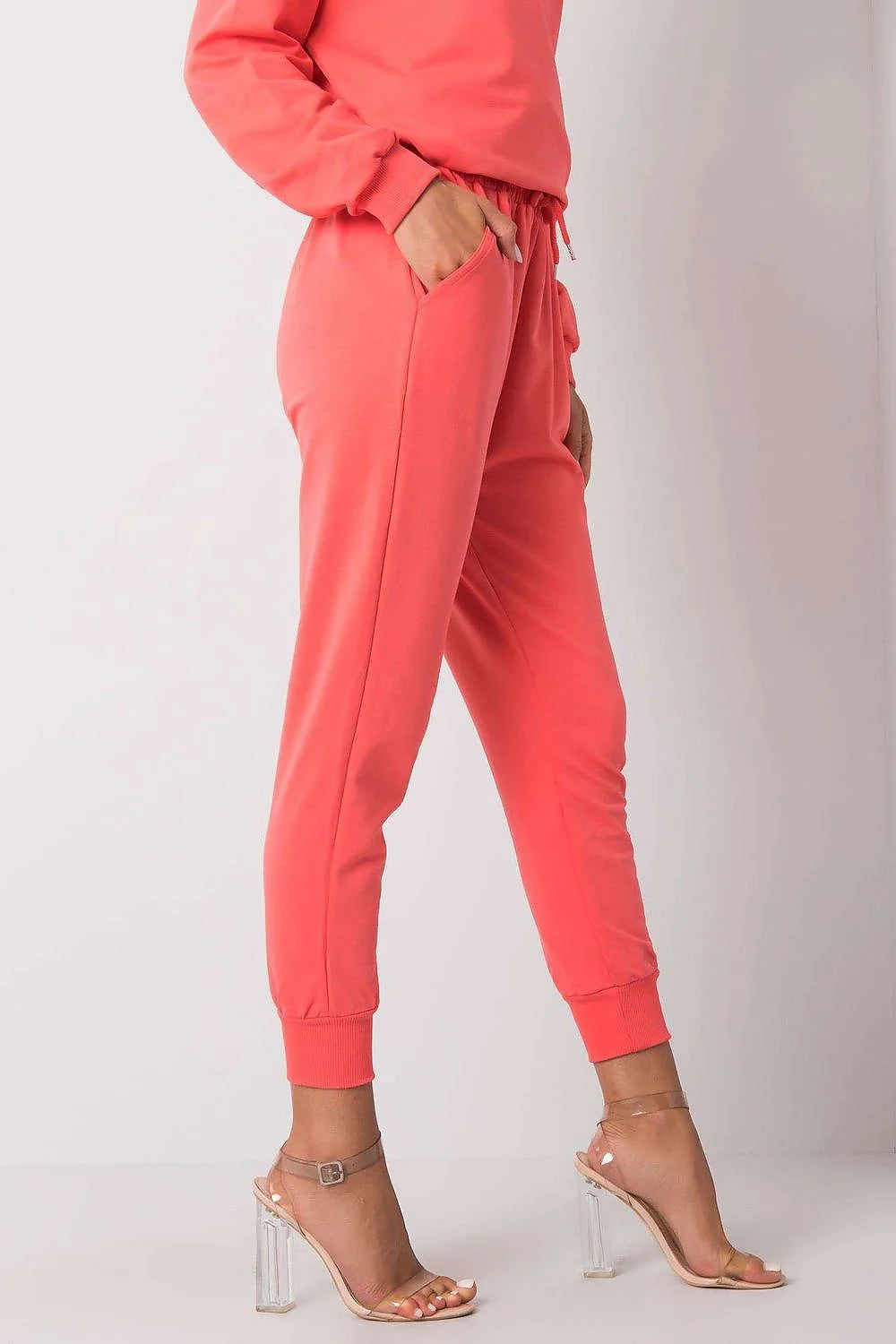 Pantalon survêtement Fancy pour femmes, style moderne, confortable, taille élastique, polyester et coton, poches latérales, finitions côtelées, occasion quotidienne, look sportswear