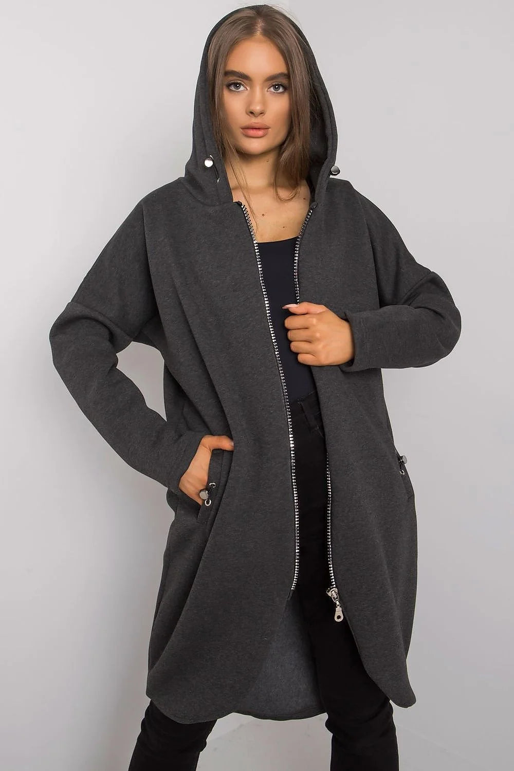 Manteau pour femmes design moderne audacieux couleur fuchsia vif coupe oversize matériau structuré fonctionnalité confort