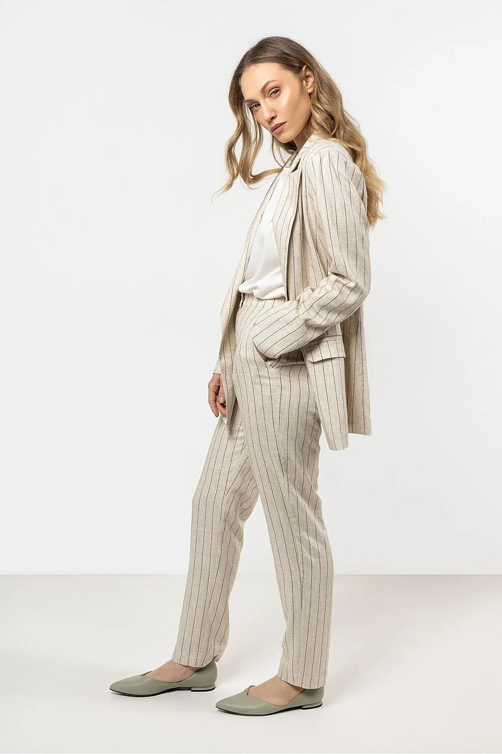 Tailleur-pantalon femme moderne chic en lin coton rayures verticales beige clair coupe droite ajustée occasion professionnelle formelle