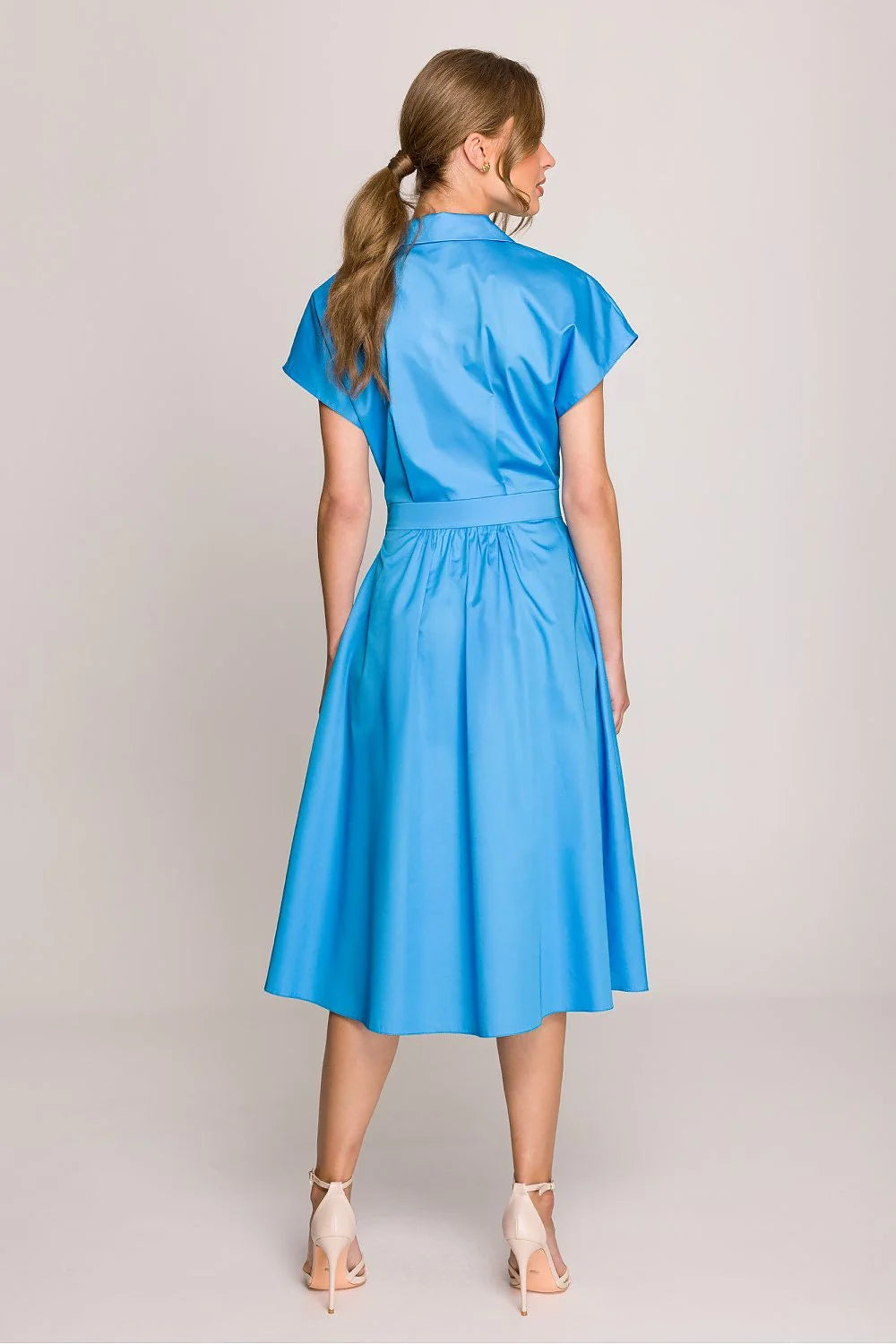 Robe élégante pour femme en satin bleu vif, style classique et contemporain, manches courtes, décolleté en V, ceinture intégrée, poches latérales, occasions semi-formelles