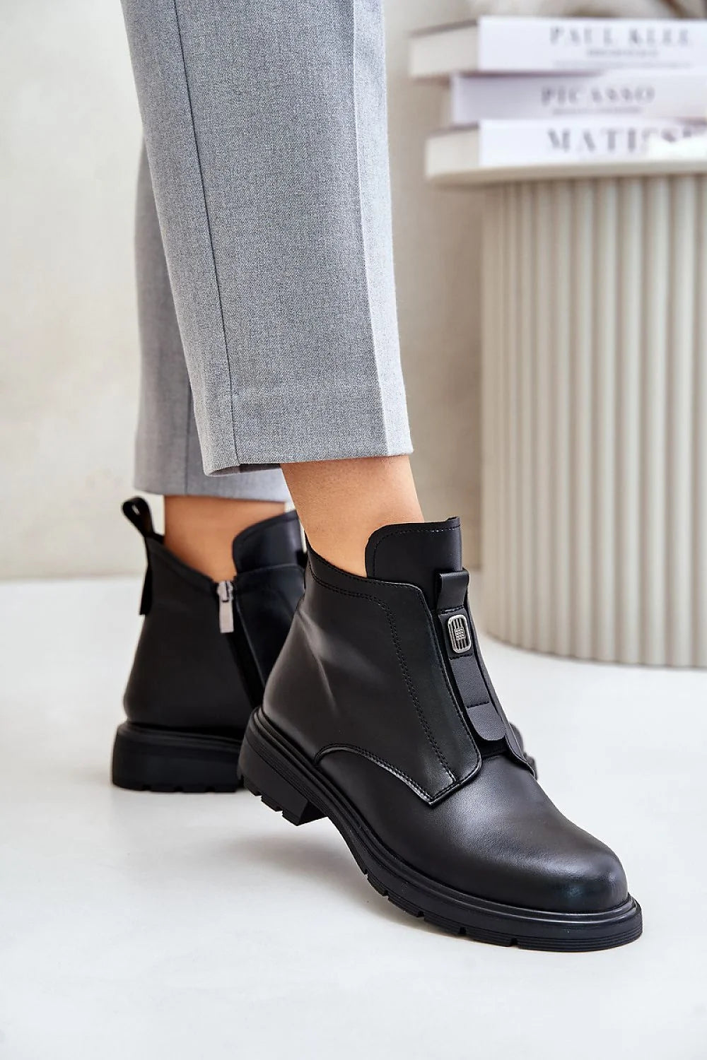 Bottes à talon plat en cuir naturel pour femme, style moderne et épuré, couleur noire, fermeture éclair latérale, occasion quotidienne, automne-hiver