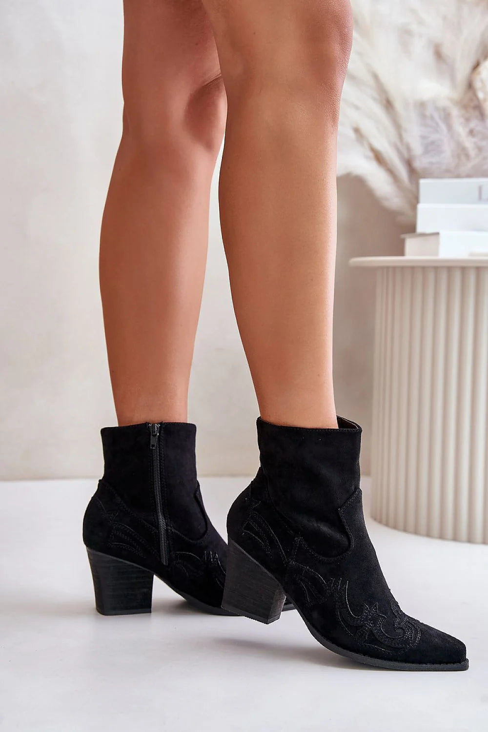 bottes talon bloc daim noir western broderies tonales cheville pointu effilée semelle fine confort stabilité fermeture éclair latérale bois foncé