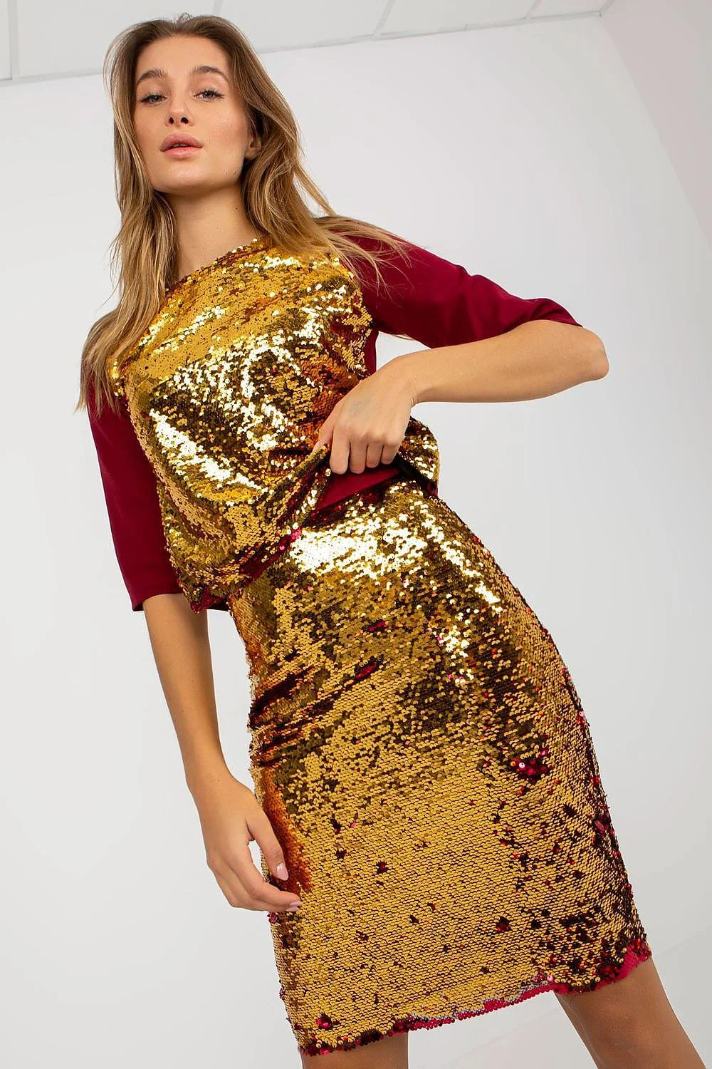 Robe de soirée élégante pour femmes mi-longue manches courtes sequins dorés velours rouge ajustée