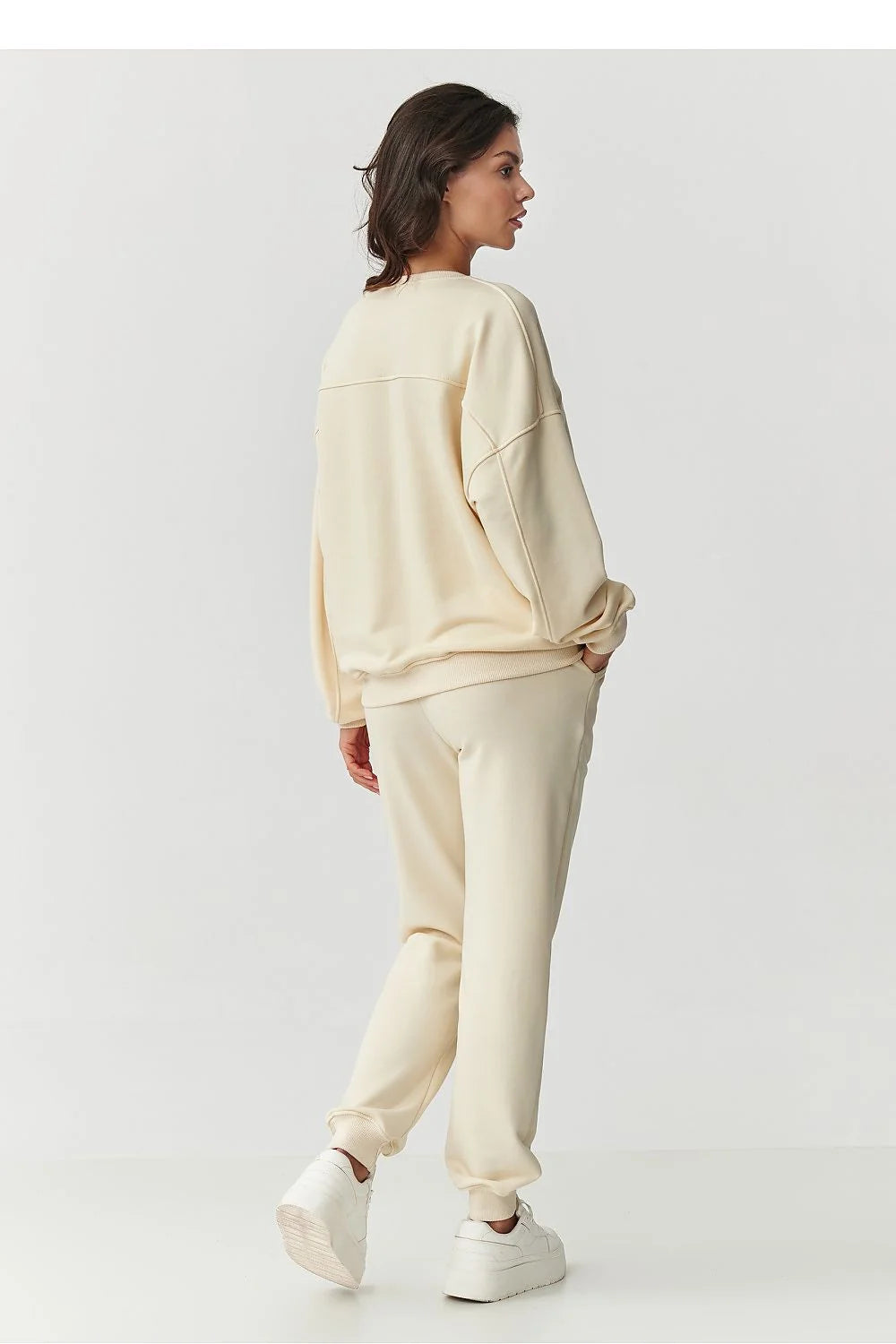 ensemble survêtement femme sweatshirt oversize col rond jogger beige molleton coton élasthanne brodé logo poignets côtelés poches chevilles élastiquées confortable